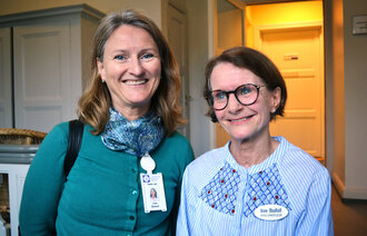 Sykepleierne Lise Trand og Anne Blaafladt smiler og ser i kamera