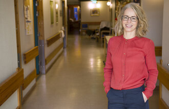 Bildet er et portrett av Margrethe Kristiansen, sykepleier, doktorand og etatsleder for sykehjem i Tromsø.