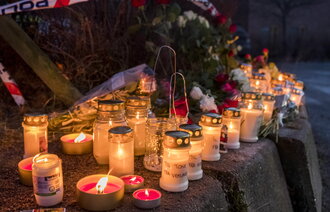 Mange lys og blomster er lagt ned til minne om de drepte