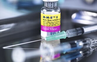 Bilde av en flaske med MMR-vaksine og en sprøyte
