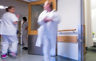bildet viser travelt personale på et sykehus