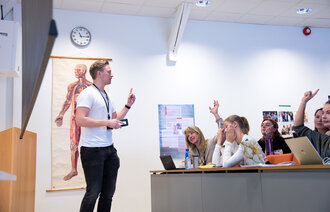 Nils Christian Tvedt Karlsen holder forelesning om sepsis på Diakonova