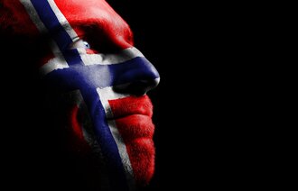 Illustrasjonsfoto av en mann som er sminket som det norske flagget.