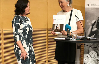 Solveig Horne, barne og likestillingsminister og Ann-Kristin Olsen, leder av Barnevoldsutvalget.