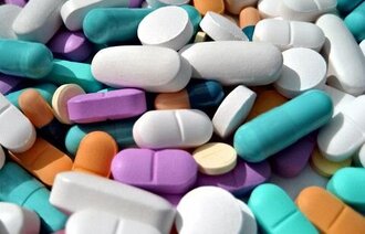Bildet viser piller i mange farger