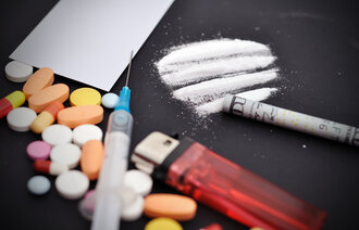Piller, sprøyte og "kokain"