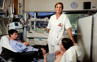Intensivsykepleier Bente Johanne Vederhus sammen med et foreldrepar med hver sin nyfødte tvilling på brystet, på Barneklinikken ved Haukeland sykehus