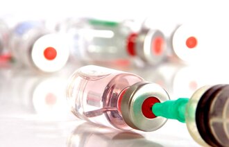 Illustrasjonsfoto av sprøyte og vaksine