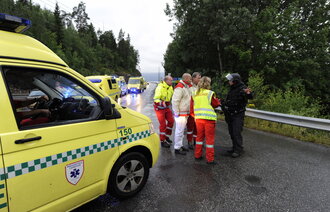 Bildet viser innsatspersonell som koordinerer redningsarbeidet på Utøya.