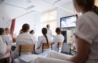Bildet viser sykepleierstudenter som får praktisk undervisning