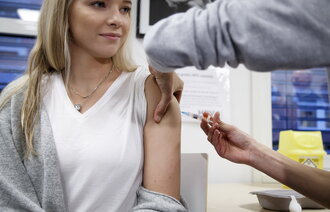 Bildet viser en ung kvinne som får hpv-vaksine.