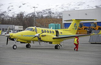 Luftambulansefly fra Lufttransport på Tromsø Lufthavn.