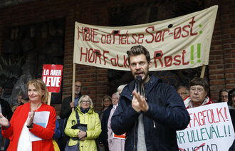 Bildet er fra protesten mot nedleggelsen av Ullevål sykehus. Bjørnar Moxnes holder appell 