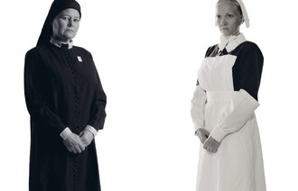 Bilde viser to gamle sykepleieruniformer