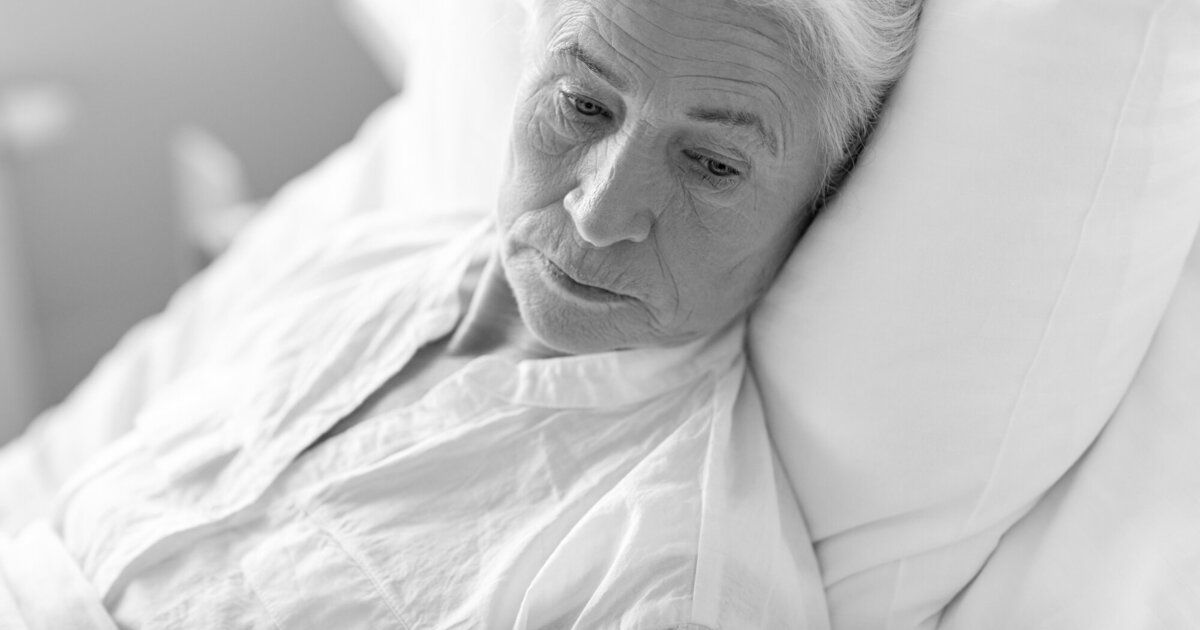 Возможность заболеть. Красивая пожилая женщина. Старая женщина на кровати. Старушка Больничная палата.