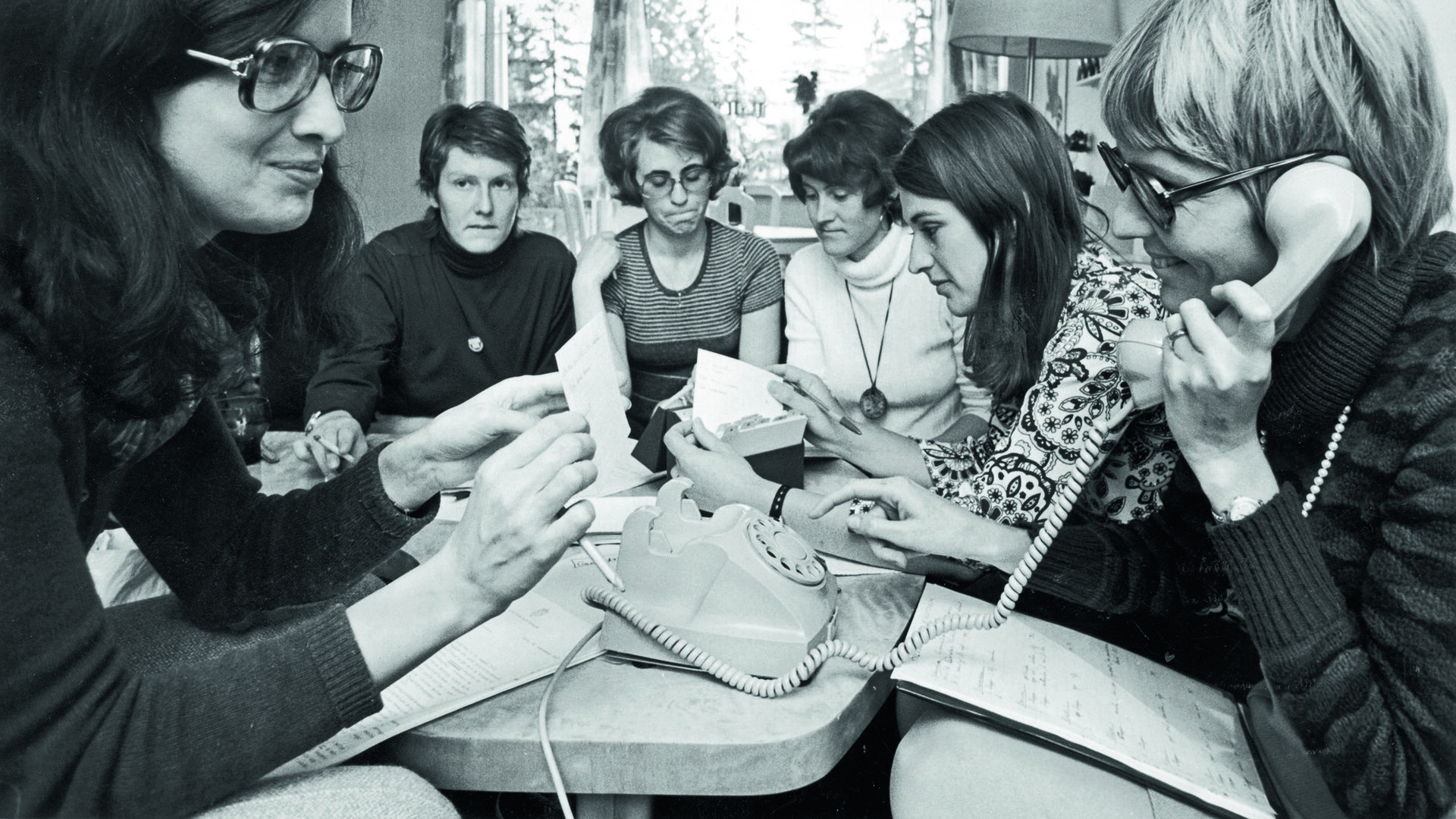 OSLO 1972: Streik blir den ventede sykepleier-reaksjon på statsminister Trygve Brattclis tilbud til Sykepleieraksjonen 1972. Han vil ikke imøtekomme sykepleiernes krav om tre lønnsklassers opprykk, men vil bl. a. foreslå skattepolitiske tiltak. Her aksjonskomiteen f.v. Anne-Lise Bergenheim, Bjørg Wendelborg, Aud Vinje, Christine Thorstensen, Eva Heyerdahl og Anne-Marie Grøygaard, som holder uravsteming pr. telefon til landets sykehus. det er ventet at de ikke vil godta dette. Foto: Vidar Knai / NTB / Scanpi