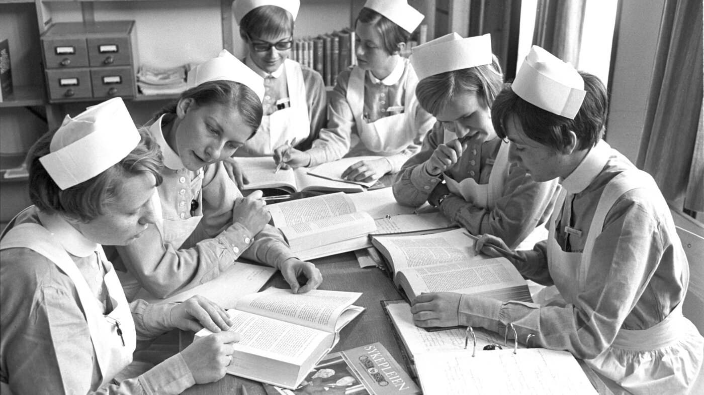 Bilde viser sykepleiestudenter som studerer 