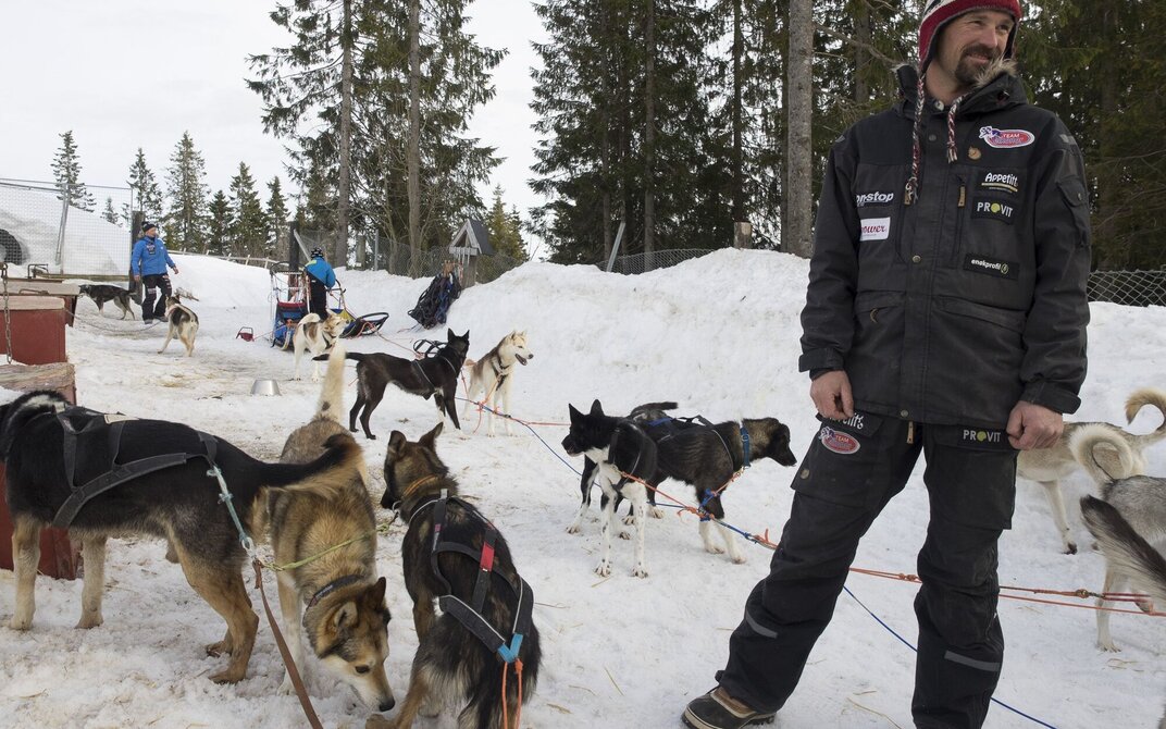 Bildet av ektemannen Thomas ute i hundegården