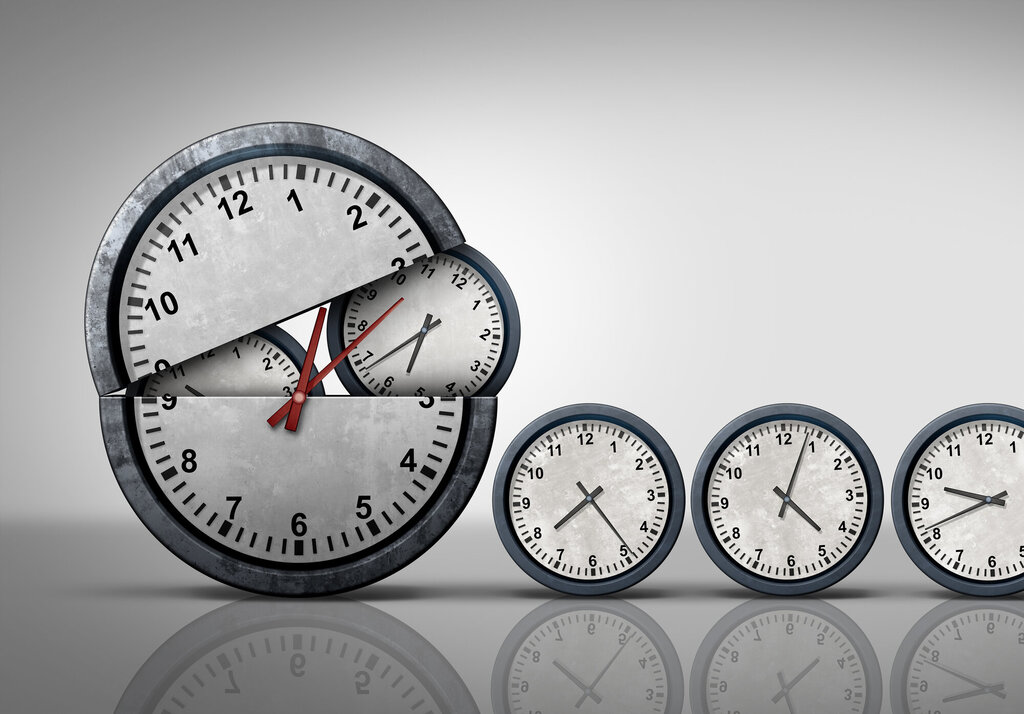 Bildet viser mange klokker som kommer ut av én klokke og illustrerer at tiden ikke strekker til.
