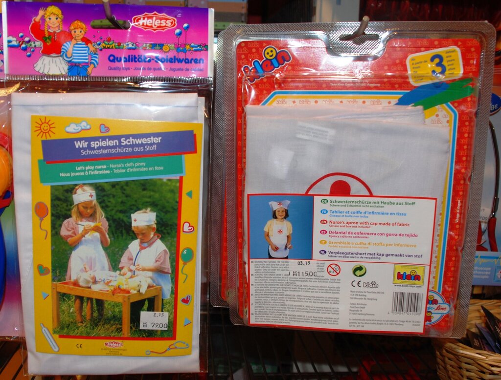 Bildet viser to plastinnpakkede sykepleieruniformer for barn.
