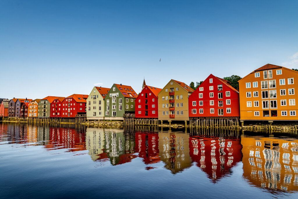 Trehusene langs Nidelven i Trondheim.