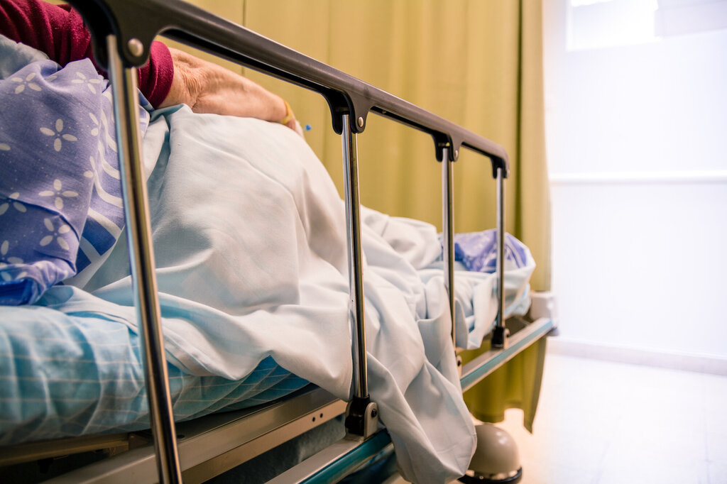 Bildet viser en pasient i en sykehusseng
