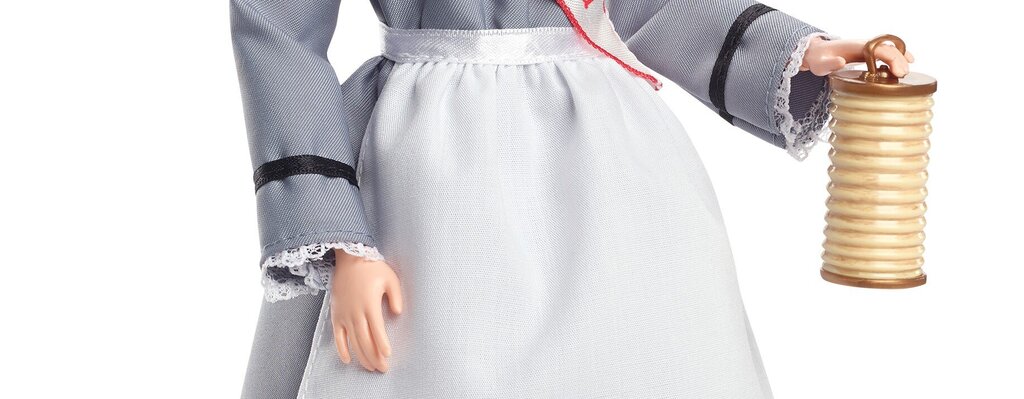 Bildet viser lampen Florence Nightingale som Barbie holder i hånden.