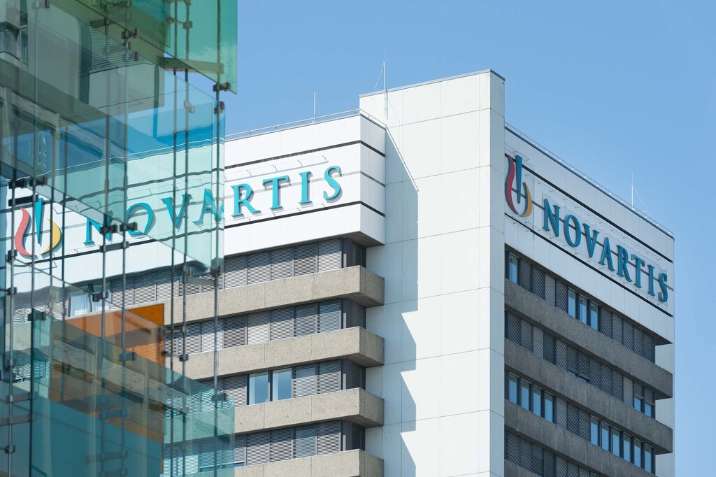 Bildet viser en bygning med logen til Novartis på.