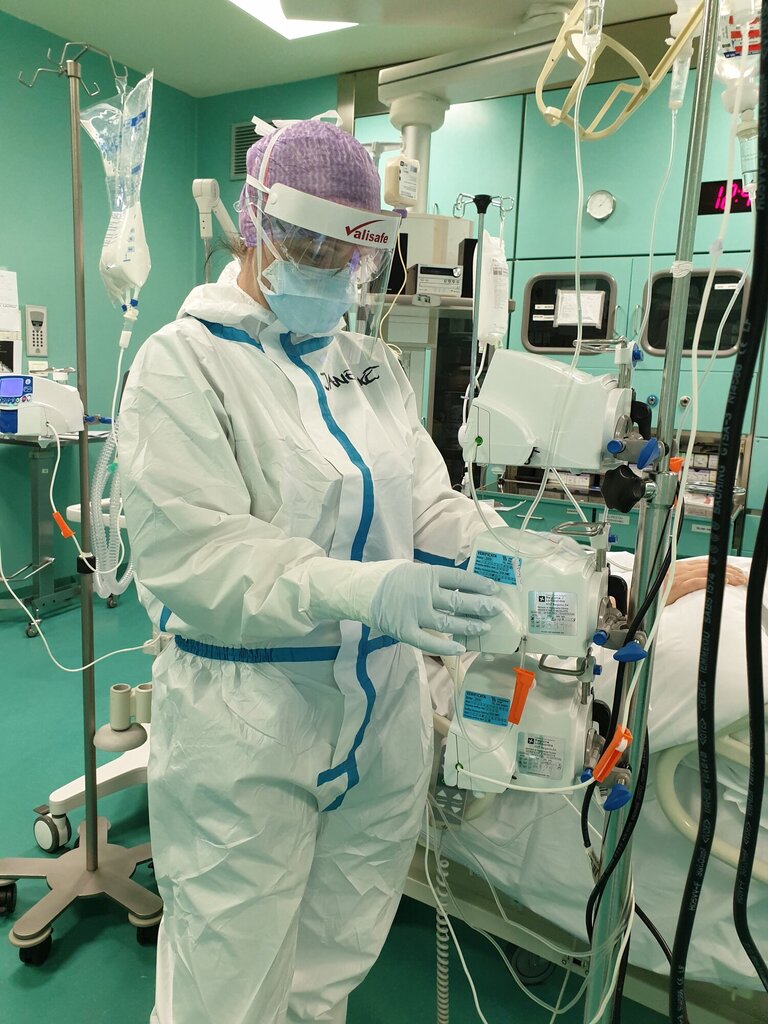Bildet viser sykepleiere som ordner med utstyr til en pasient.
