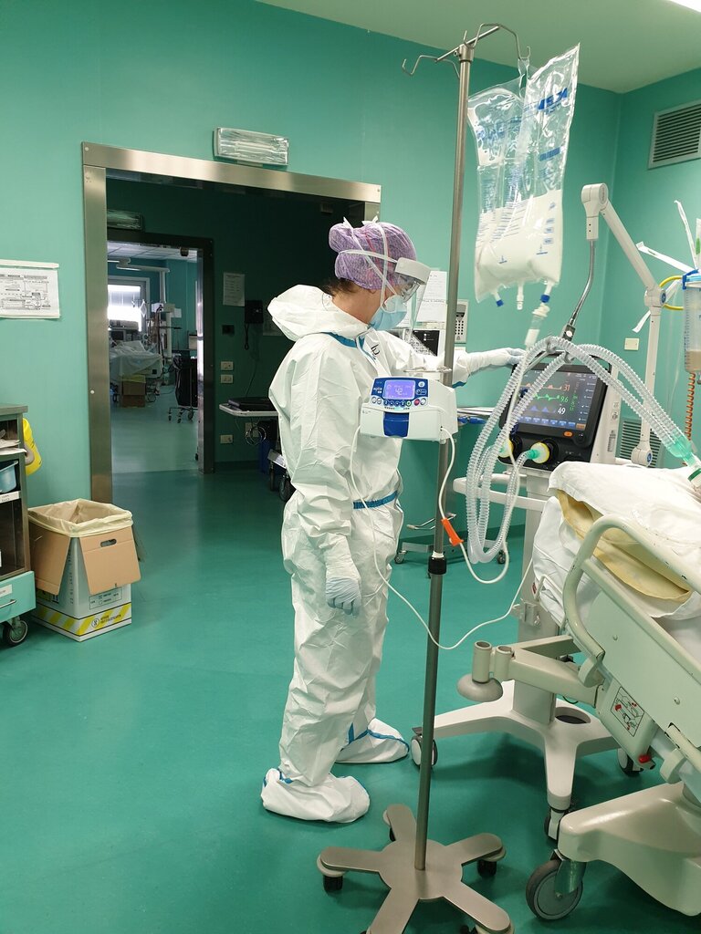 Bildet viser en sykepleier på en sykehusstue.