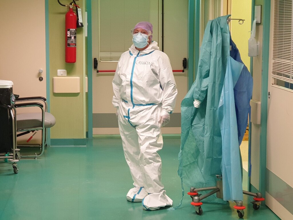 Bildet viser en sykepleier i smittevernutstyr.