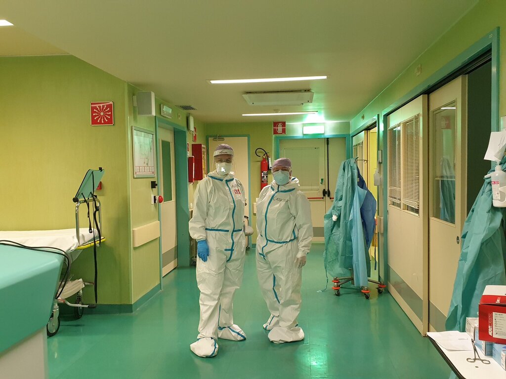Bildet viser to fra medisinsk innsatsteam på sykehuset i Italia.