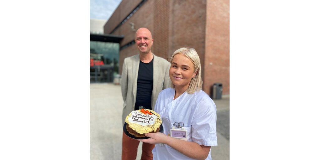 Student Lene Utzig og dekan Anders Johan W. Andersen deler ut kake til praksisplasser