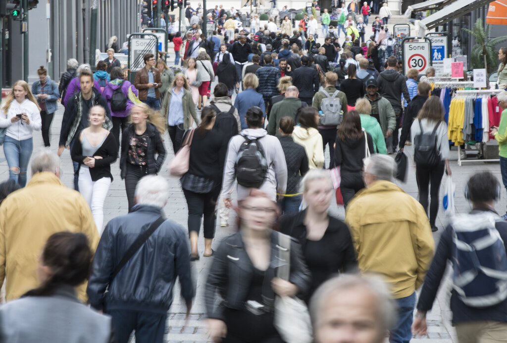 Masse folk på Karl Johan i Oslo