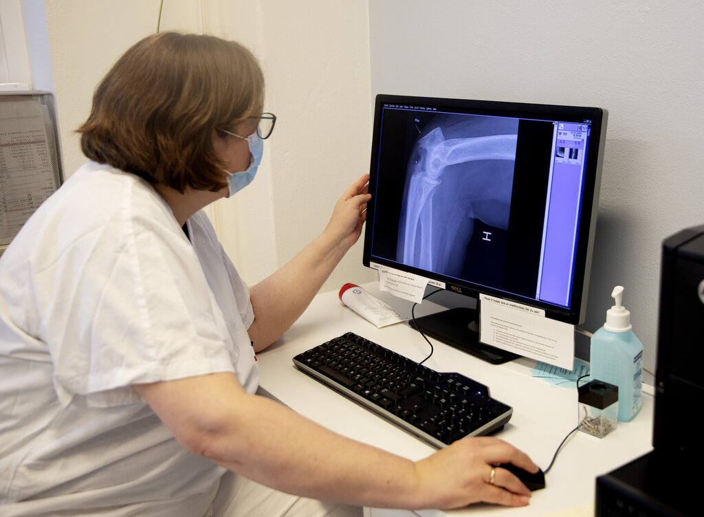 bildet viser Ruth Aga som sjekker et røntgenbilde