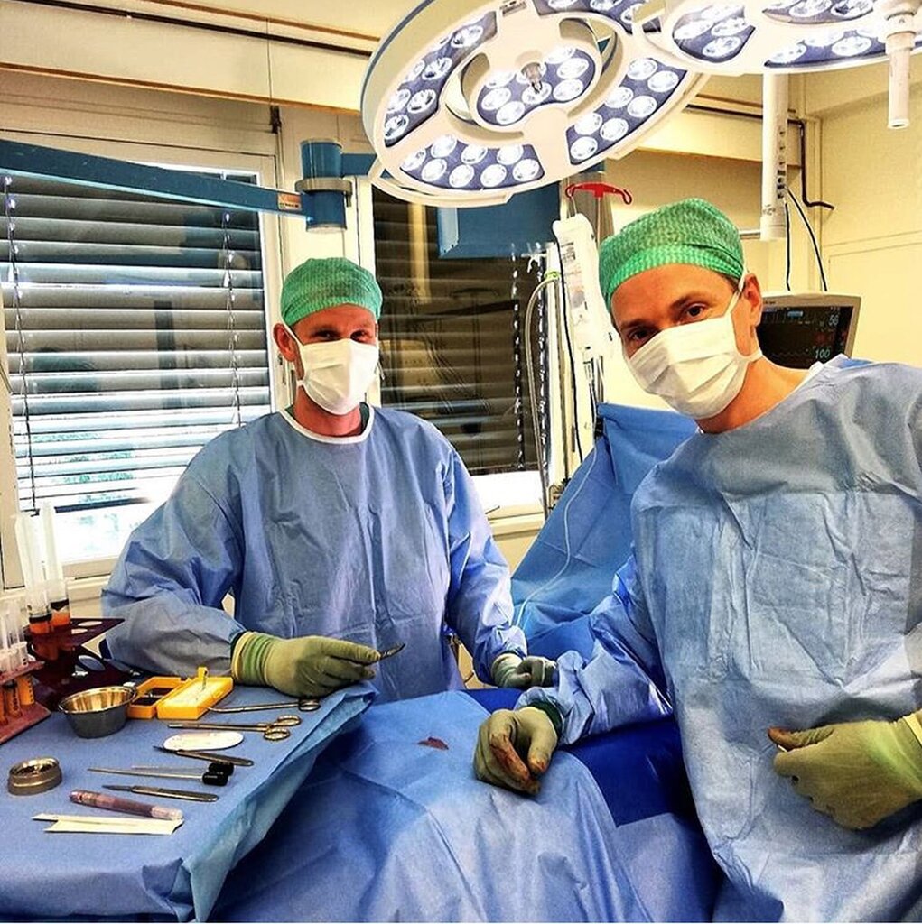 Bildet viser kirurg og operasjonssykepleier.