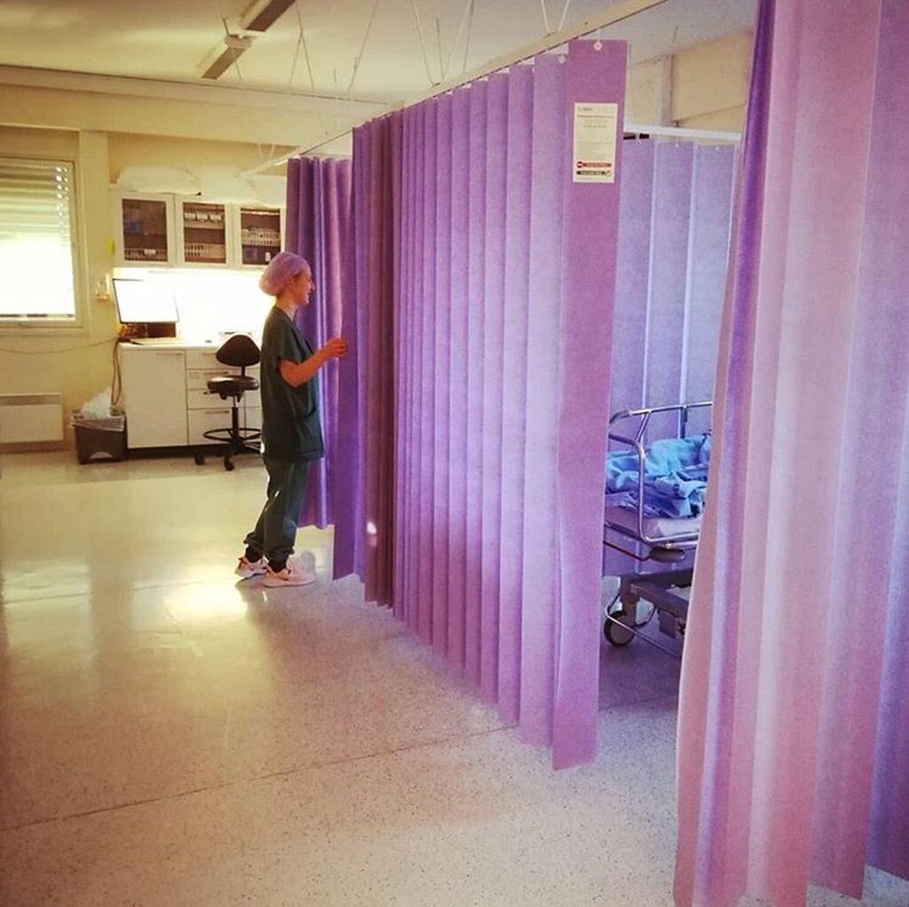 Bildet viser en sykepleier på postoperativ.