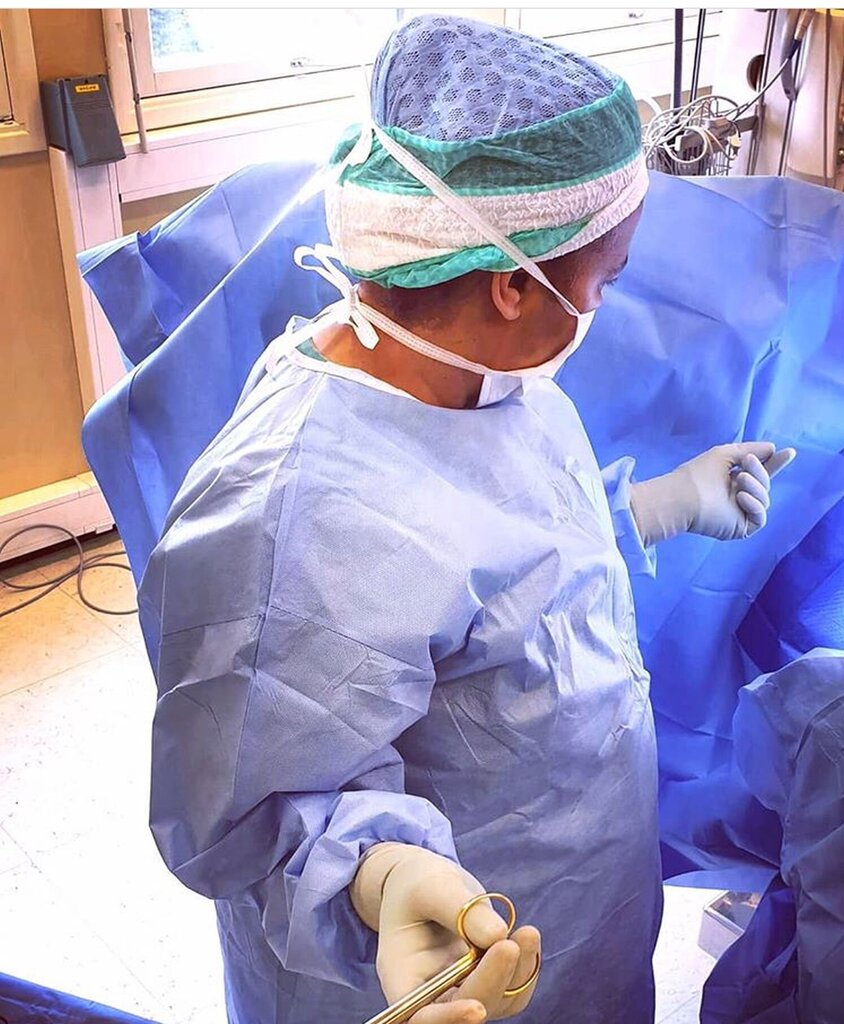 Bildet viser en operasjonssykepleier.