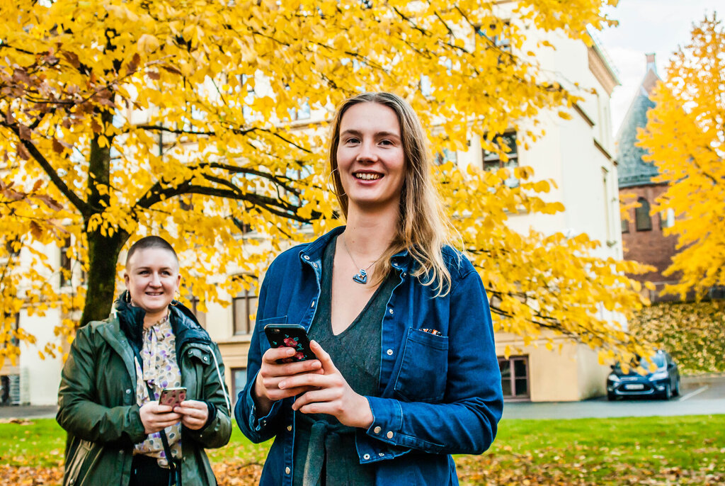 Benedicte Flom og Dina K. Ommundsen har testet ut appen Topp sykepleie