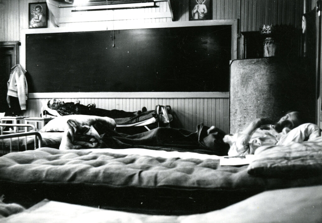 bildet viser pasienter på reservesykehuset på Byåsen skole i 1944