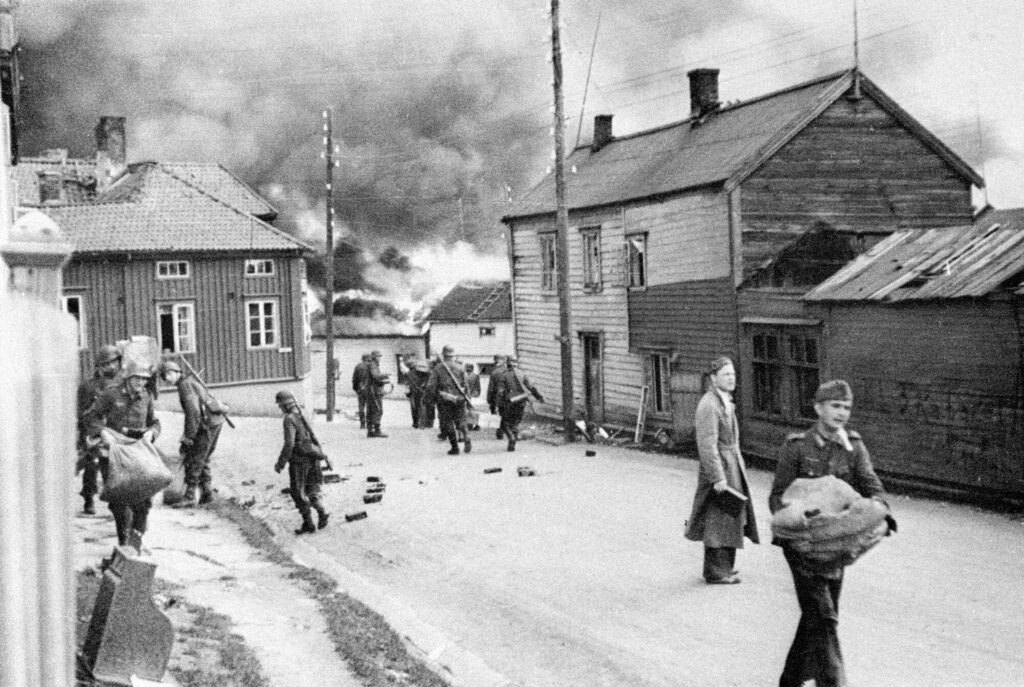 Bildet viser nedbrenning av Vadsø i 1944