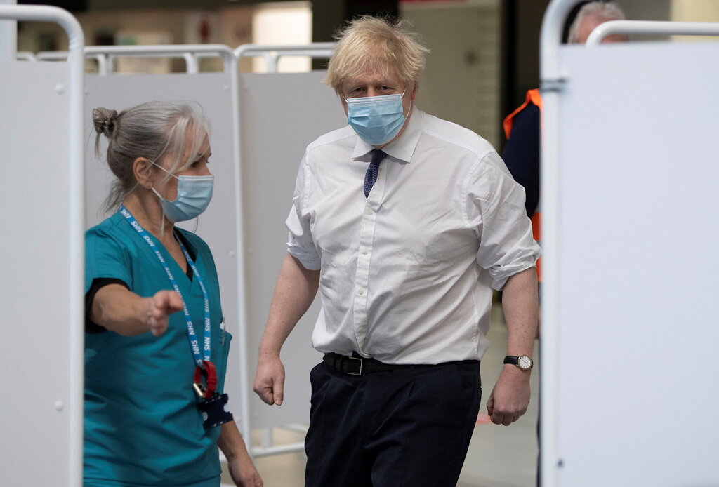 Bildet viser Boris Johnson på vaksinestasjon i Bristol.