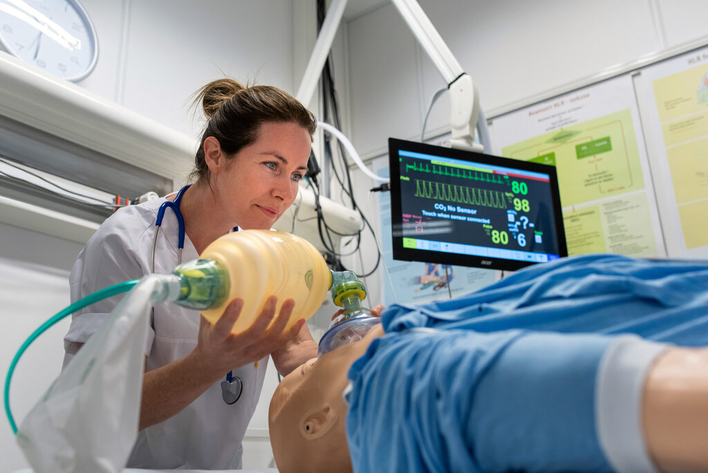 Bildet viser en student i intensivsykepleie som øver i en simulert setting