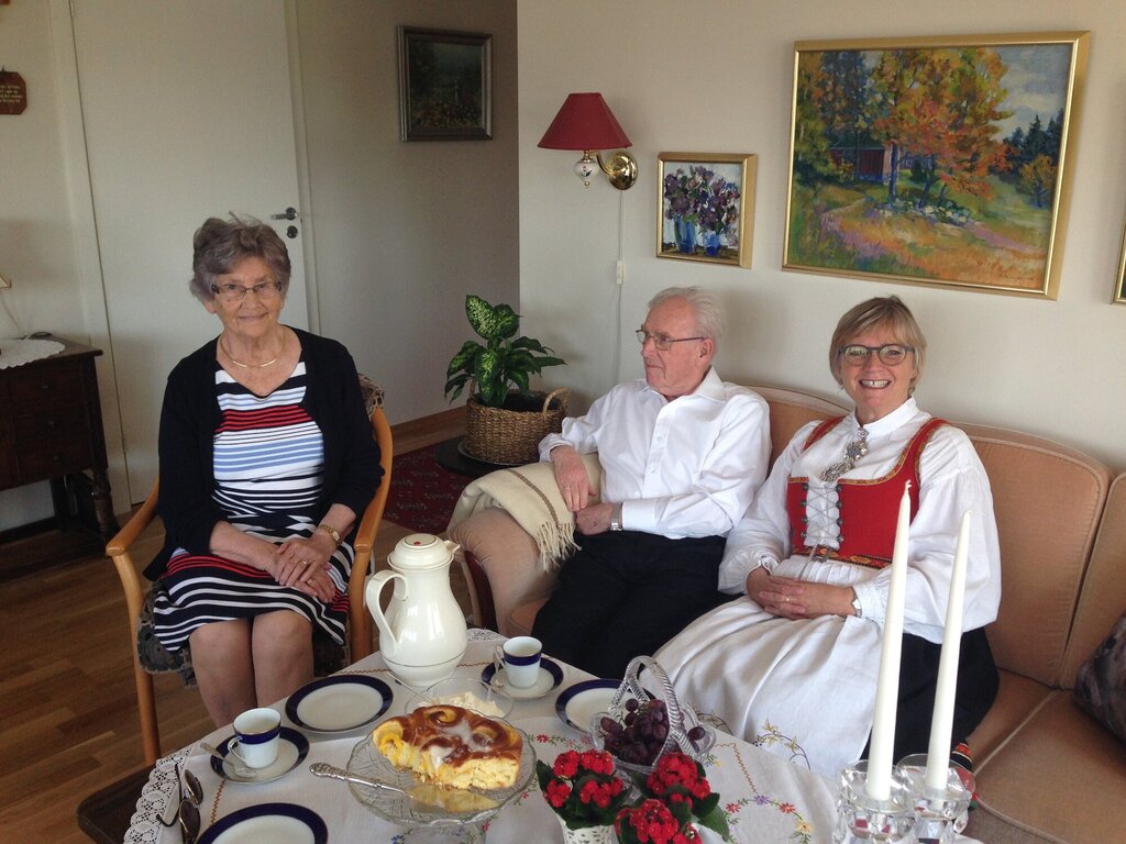 Randi Askjer med sin mor og far 17. mai i 20218