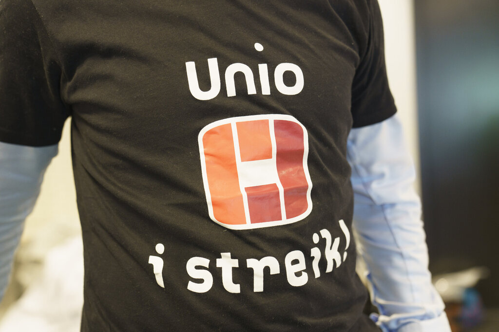 Bildet viser utsnittet av en t-shorte der det står "Unio i streik".