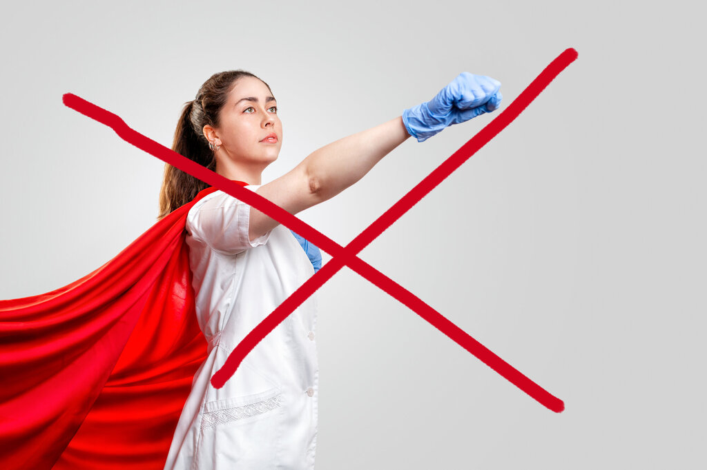 Bildet viser en sykepleier med superhelt-drakt på seg og med armen ut som tegn på at hun er klar for å fly. Bildet har et rødt kryss over seg.