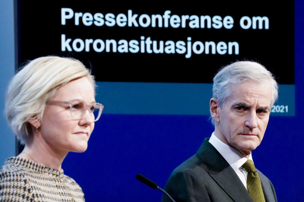 Helse- og omsorgsminister Ingvild Kjerkol og statsminister Jonas Gahr Støre under pressekonferanse om koronasituasjonen