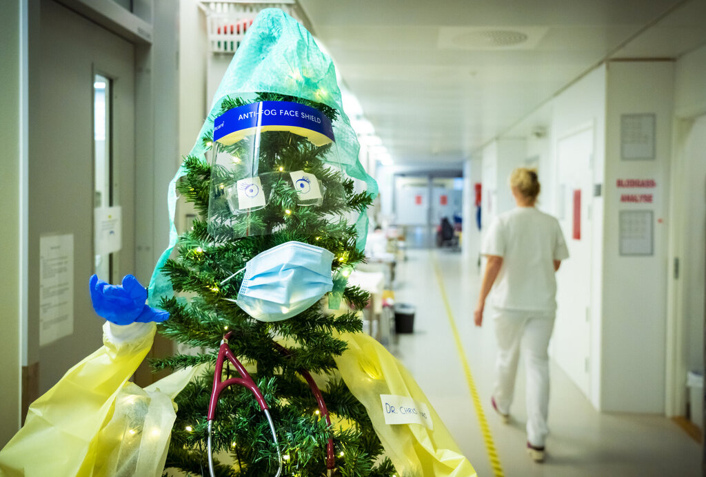 Bildet viser juletre pyntet med smittevernutstyr på intensivavdelingen på Ahus.