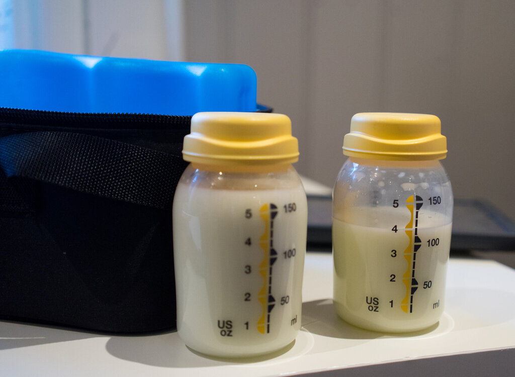 bildet viser to flasker morsmelk