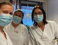 Bildet viser Ida Gule og to kolleger på kirurgisk poliklinikk på Molde sjukehus.